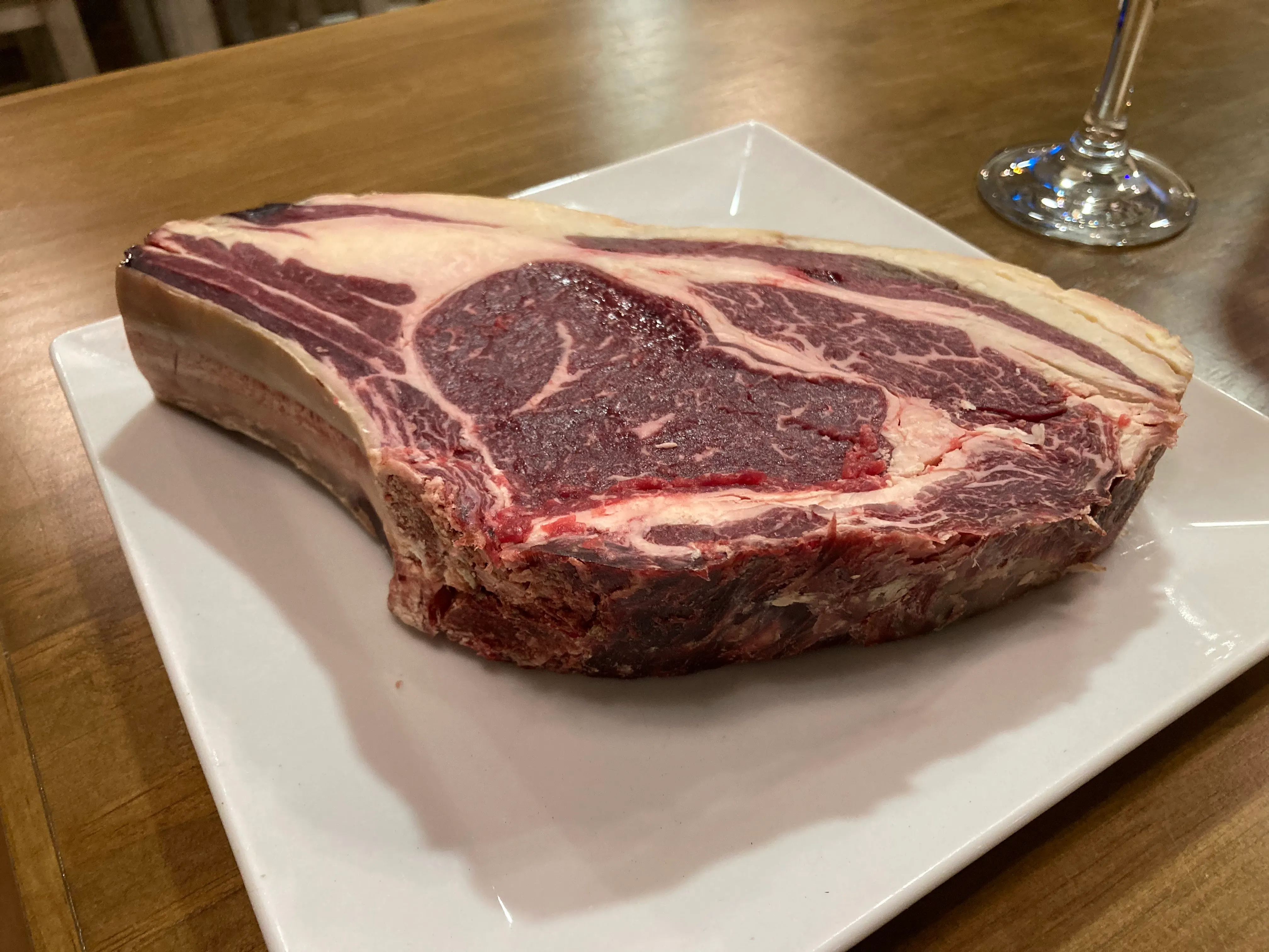 Solomillo de vacuno a la brasa servido en plato en A Fuego Brasería