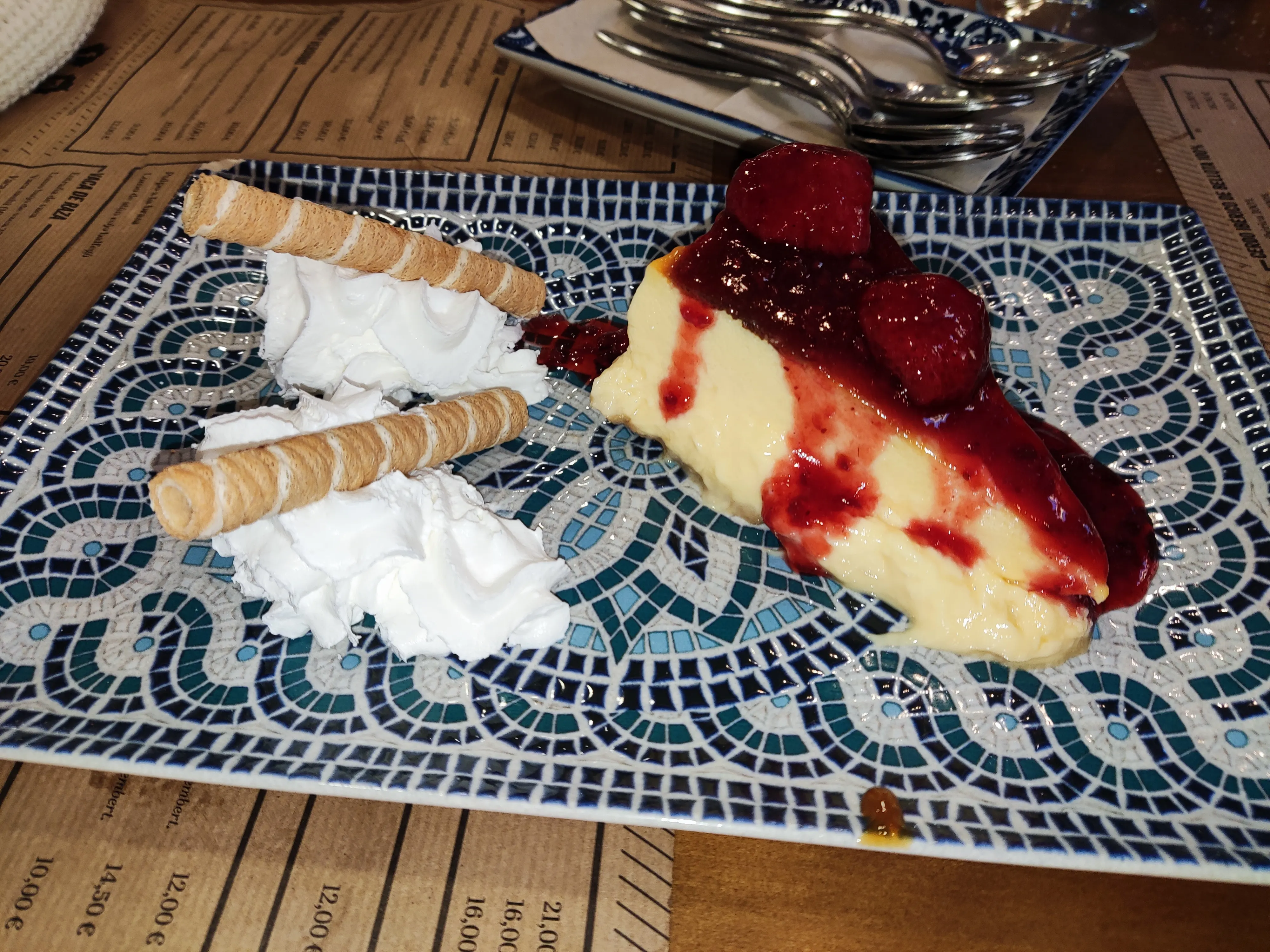Postres de la casa: tarta de queso con frutos rojos y crema con wafer
