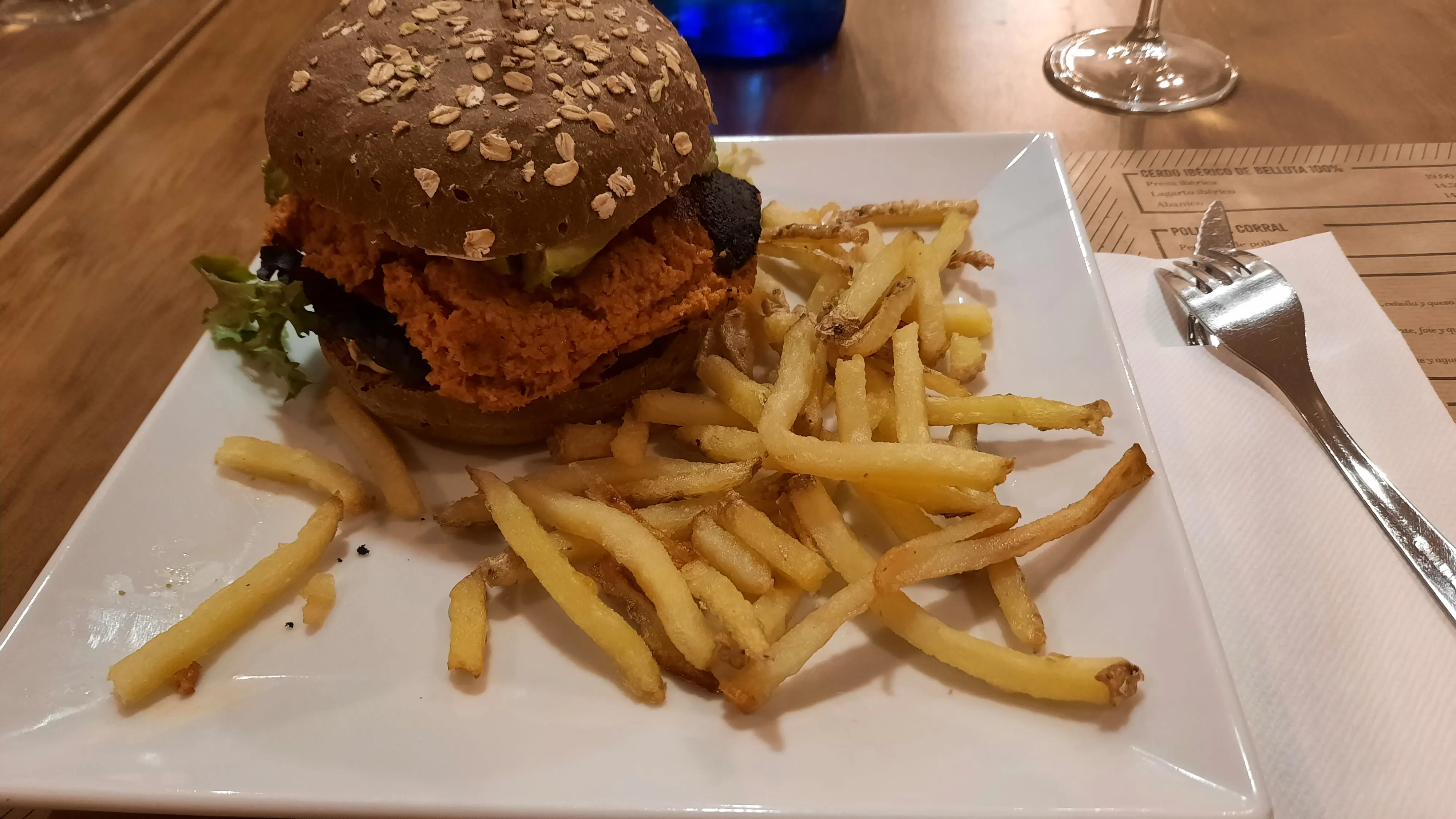 Hamburguesa de la carta con croquetas y patatas fritas en A Fuego Brasería