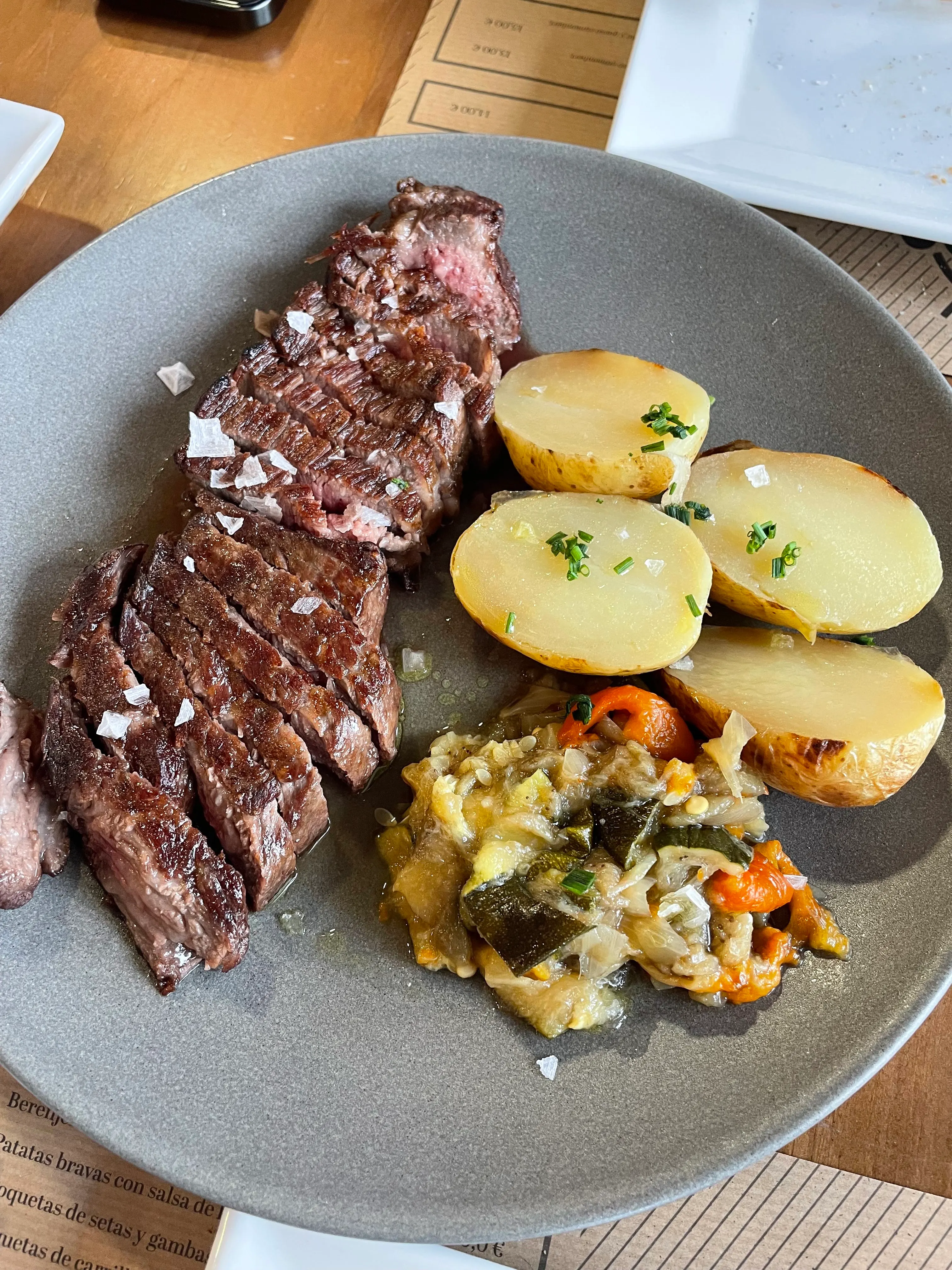 Carrillera de ternera a la brasa con patatas cocidas y verduras