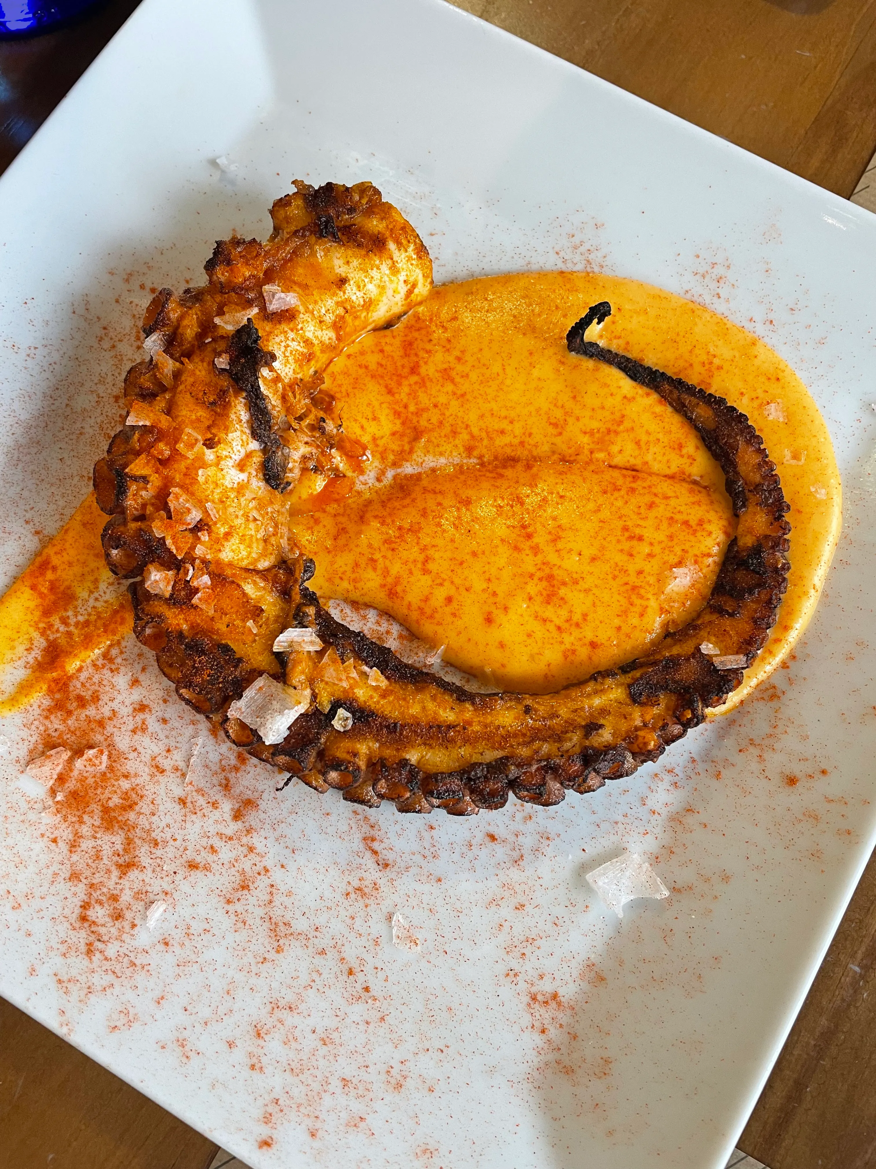 Tarta de queso al horno de A Fuego Brasería, caramelizada y terminada con sal